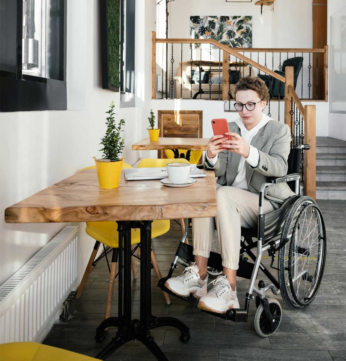 r-persona-silla-de-ruedas-cafe